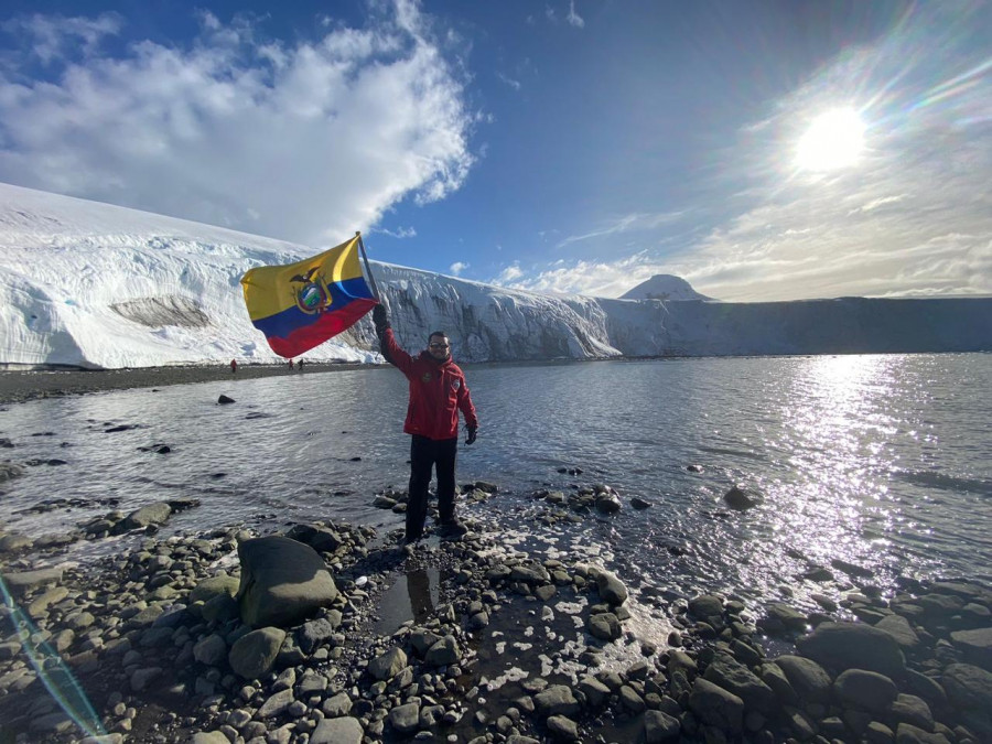 Integrante de la  XXVII Expedición Antártica Ecuatoriana en el contiente blanco Firma Armada del Ecuador