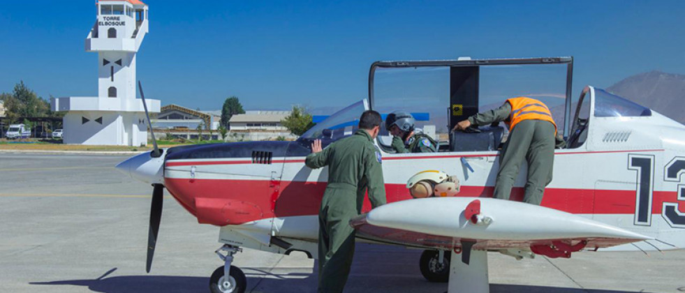 Un subalférez de la Escuela de Aviación Capitán Manuel Ávalos Prado se prepara para iniciar un vuelo en un T 35 Pillan desde la base aérea El Bosque Firma FACh