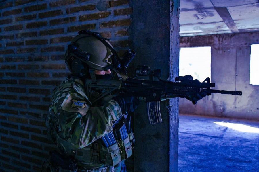 Operador de la BOE Lautaro equipado con visor nocturno en su casco y mira de punto rojo en arma Firma Ejército de Chile