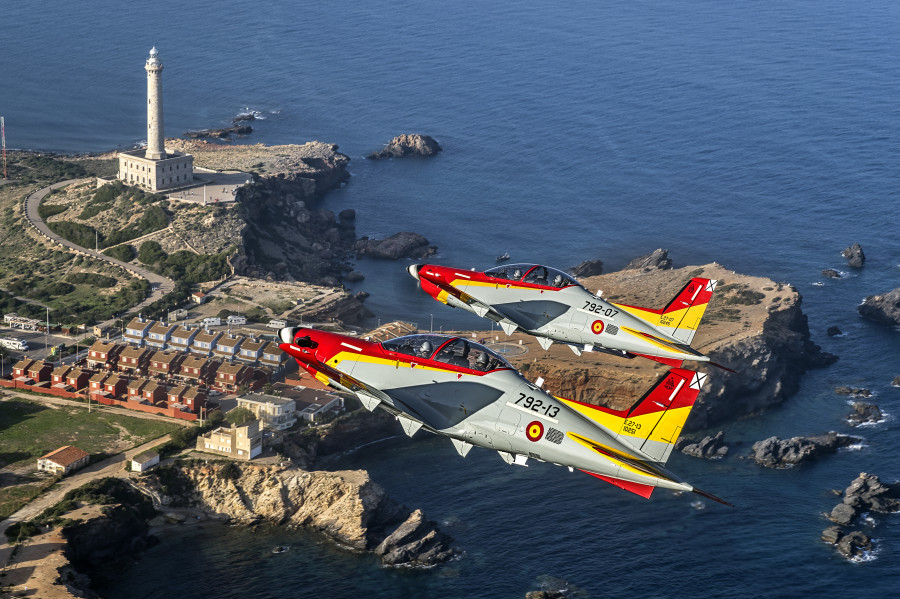 Dos aviones PC 21 del Ejército del Aire y del Espacio español sobrevuelan Cabo de Palos, en la costa de Murcia. Foto. Pilatus