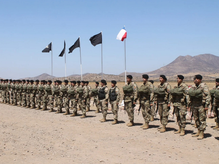 Ceremonia de graduación curso conjunto combinado de Paracaidismo Básico Militar 2024 Firma Ejército de Chile