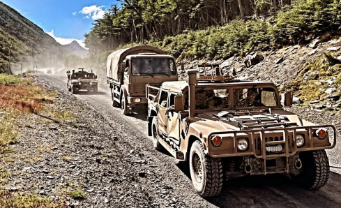 Los operadores de la Agrucom Lientur se desplegaron en vehículos Humvee, cuadrimotos Outlander y camiones Mercedes.Benz MB1017A Firma Cope
