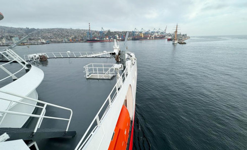 BAP Carrasco ingresando al molo de abrigo de Valparaíso Firma Marina de Guerra del Perú