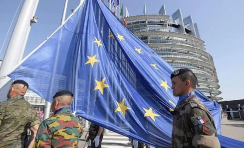 Soldados de distintos países con la bandera de la Unión Europea. Foto. UE
