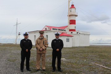 Prefecto principal Mauricio López de la Prefectura Naval Argentina visitando el faro Punta Delgada Firma Armada de Chile