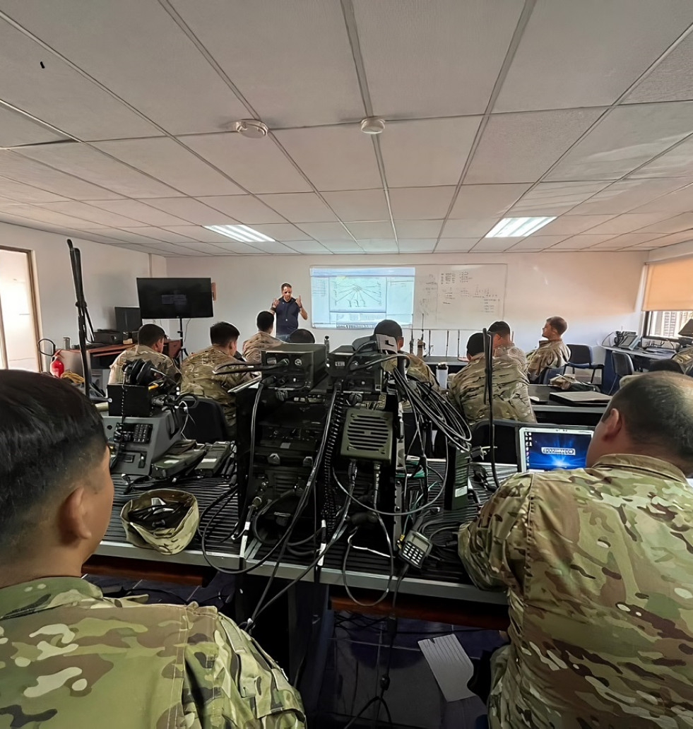Alumnos en el curso de capacitación de sistemas de radio multibanda L3Harris Falcon II y Falcon III Firma Comando de Educación y Doctrina del Ejército de Chile