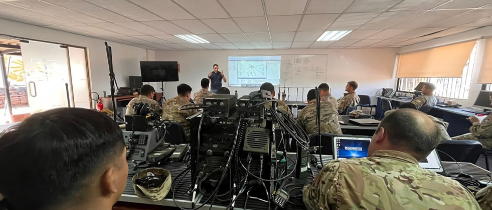 Alumnos en el curso de capacitación de sistemas de radio multibanda L3Harris Falcon II y Falcon III Firma Comando de Educación y Doctrina del Ejército de Chile