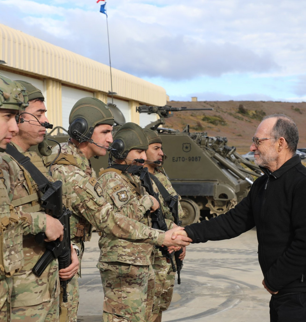 El subsecretario Galo Eidelstein saluda a una tripulación de carro M113 Firma Ejército de Chile