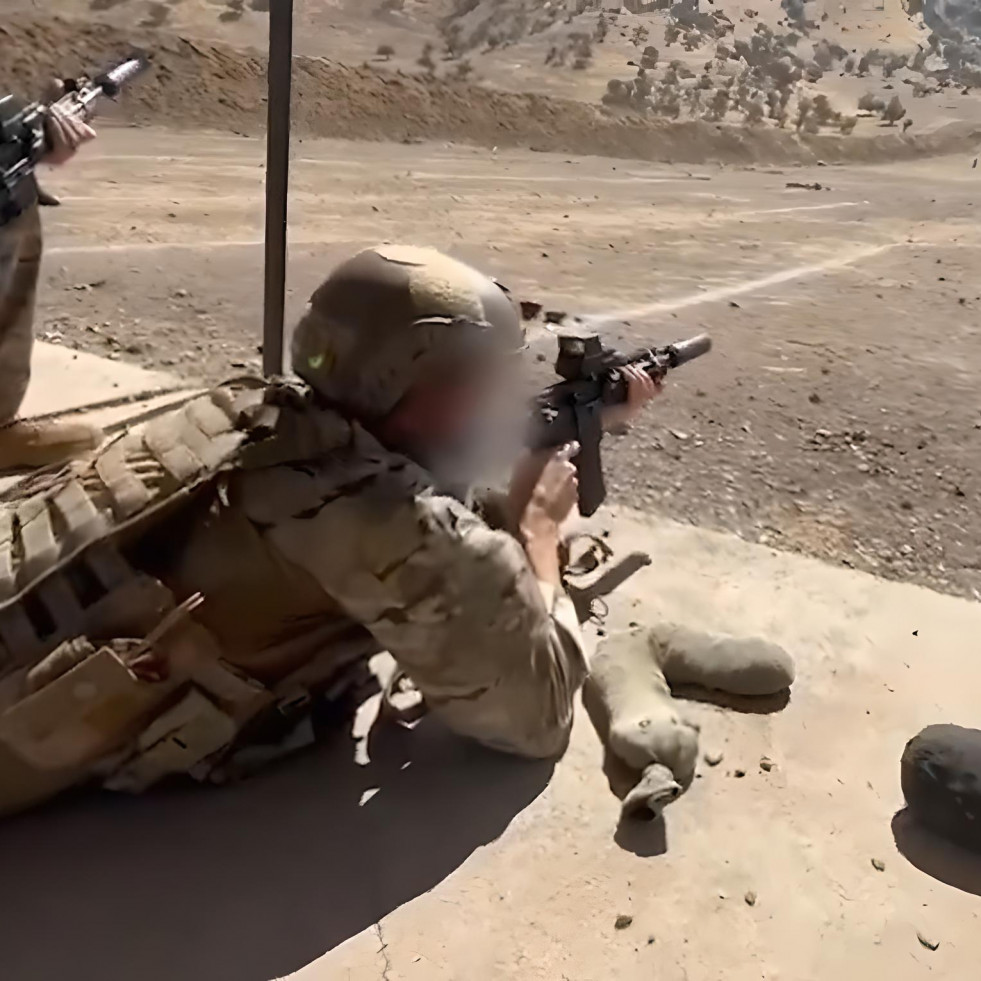 Operador de la BOE Lautaro efectuando tiro de polígono con fusil IWI Arad calibre 556 x45 mm Firma Ejército de Chile