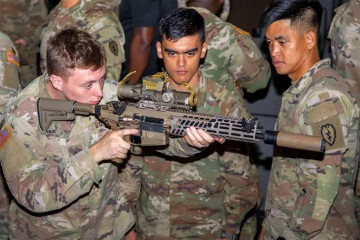 Soldados estadounidenses con un fusil de asalto MX7 durante una demostración en el verano de 2023. Foto. Sargento Alvin Conley   US Army