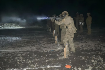 Personal de patrullas de reconocimiento en entrenamiento de técnicas de tiro nocturno con el fusil IWI Galil ACE 22 N C Firma Destacamento de Montaña N°17 Los Ángeles del Ejército de Chile