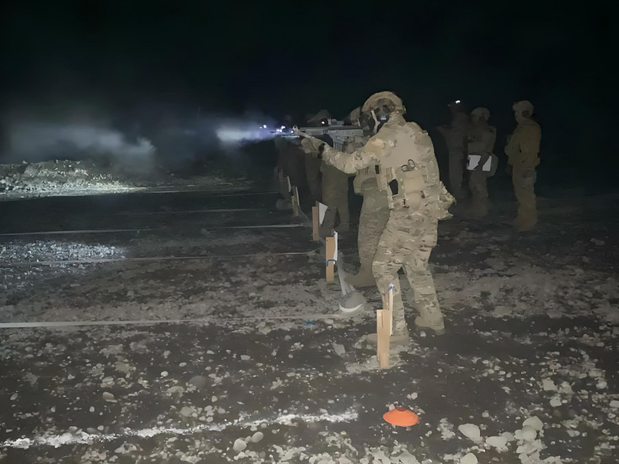 Personal de patrullas de reconocimiento en entrenamiento de técnicas de tiro nocturno con el fusil IWI Galil ACE 22 N C Firma Destacamento de Montaña N°17 Los Ángeles del Ejército de Chile