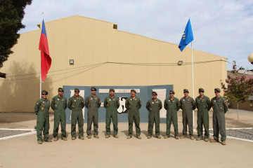 Oficiales egresados del curso de instructor de vuelo de la Escave Firma Ejército de Chile