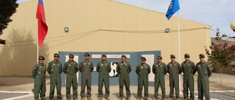 Oficiales egresados del curso de instructor de vuelo de la Escave Firma Ejército de Chile