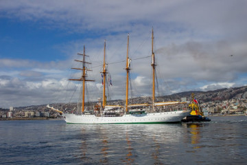 Zarpe del buque escuela BE 43 Esmeralda desde el molo de abrigo de Valparaíso  Firma Armada de Chile