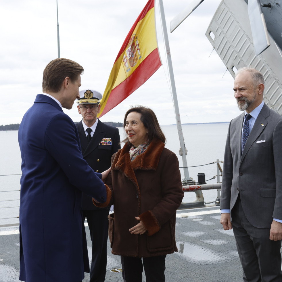 Ministro de defensa de finlandia antti hkknen a bordo de la fragata f 102 almirante juan de borbn en helsinki foto marco romero mde 53655499011 o