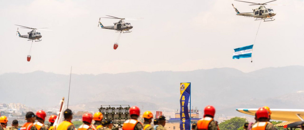 Bell 412 de la FAH con dos equipados con Bambi Bucket