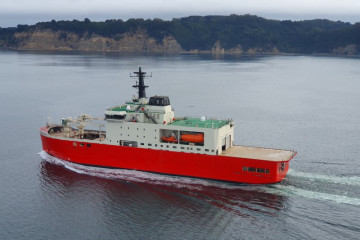 El rompehielos AGB 46 Almirante Viel navegando en sus primeras pruebas en la bahía de Talcahuano Firma Armada de Chile