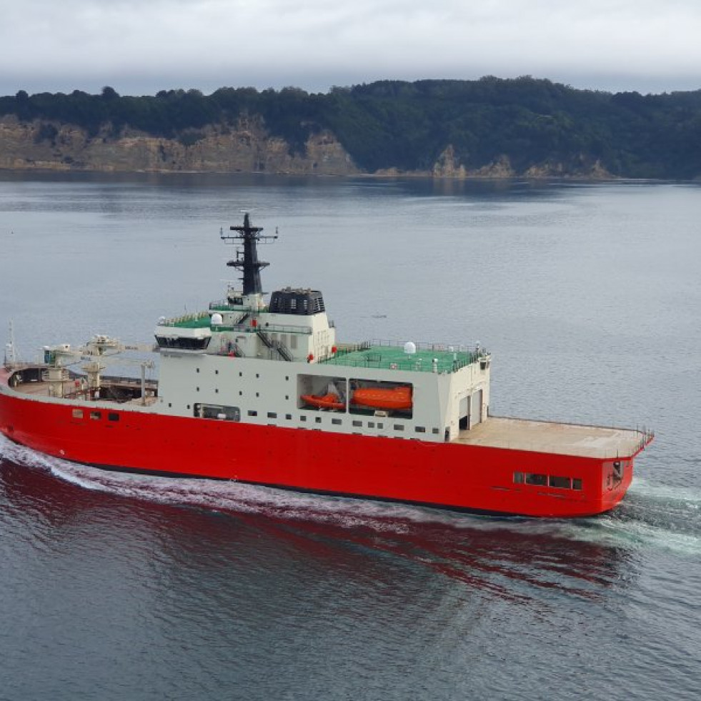 El rompehielos AGB 46 Almirante Viel navegando en sus primeras pruebas en la bahía de Talcahuano Firma Armada de Chile