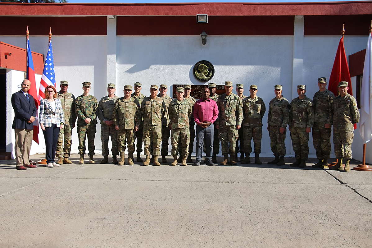 Los oficiales estadounidenses en la Academia de Guerra Firma Cedoc del Eju00e9rcito de Chile
