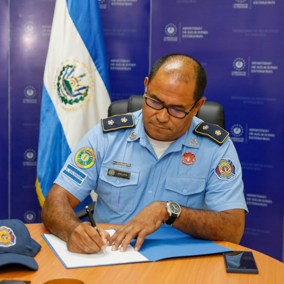 Director de Bomberos de El Salvador firma acuerdo con España
