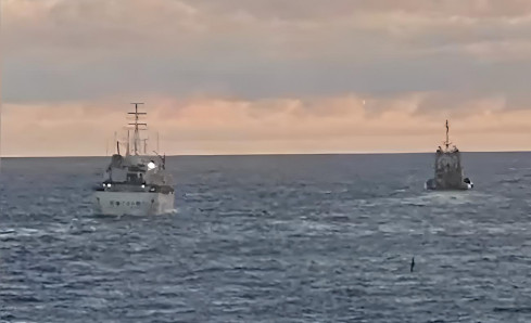 Pesquero An Fong No 136 y RAM Beagle siendo interceptadas a 245 millas náuticas de la costa de Comodoro Rivadavia Firma Prefectura Naval Argentina