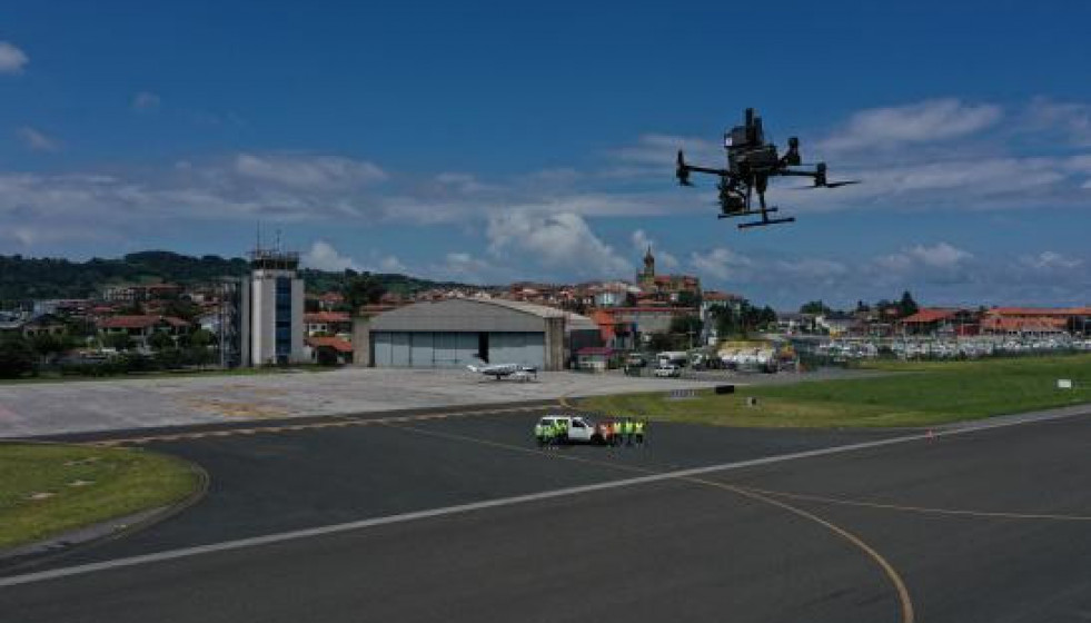 Aena inspecciona la pista del Aeropuerto de San Sebastián con drones impulsados por 5G e IA