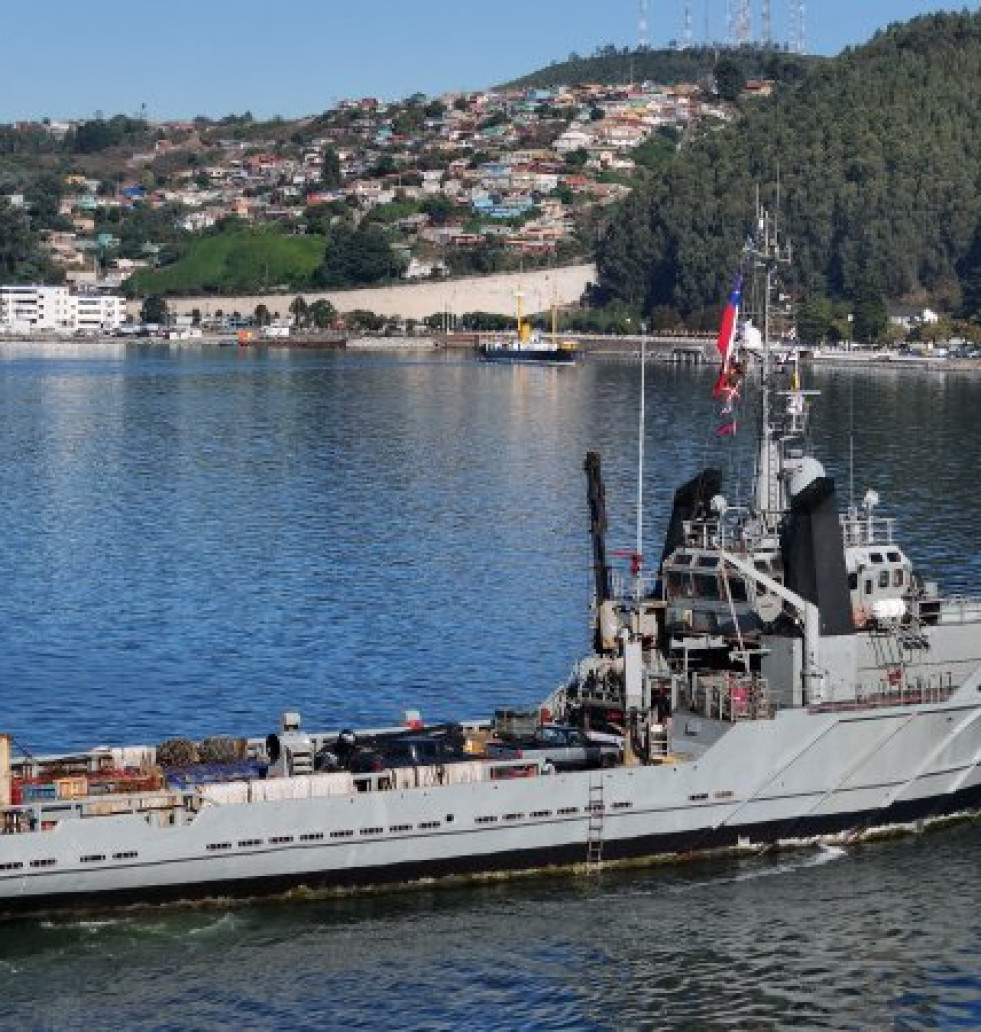 El ATF 66 Galvarino arribando al muelle 360 de la base naval Talcahuano Firma Armada de Chile