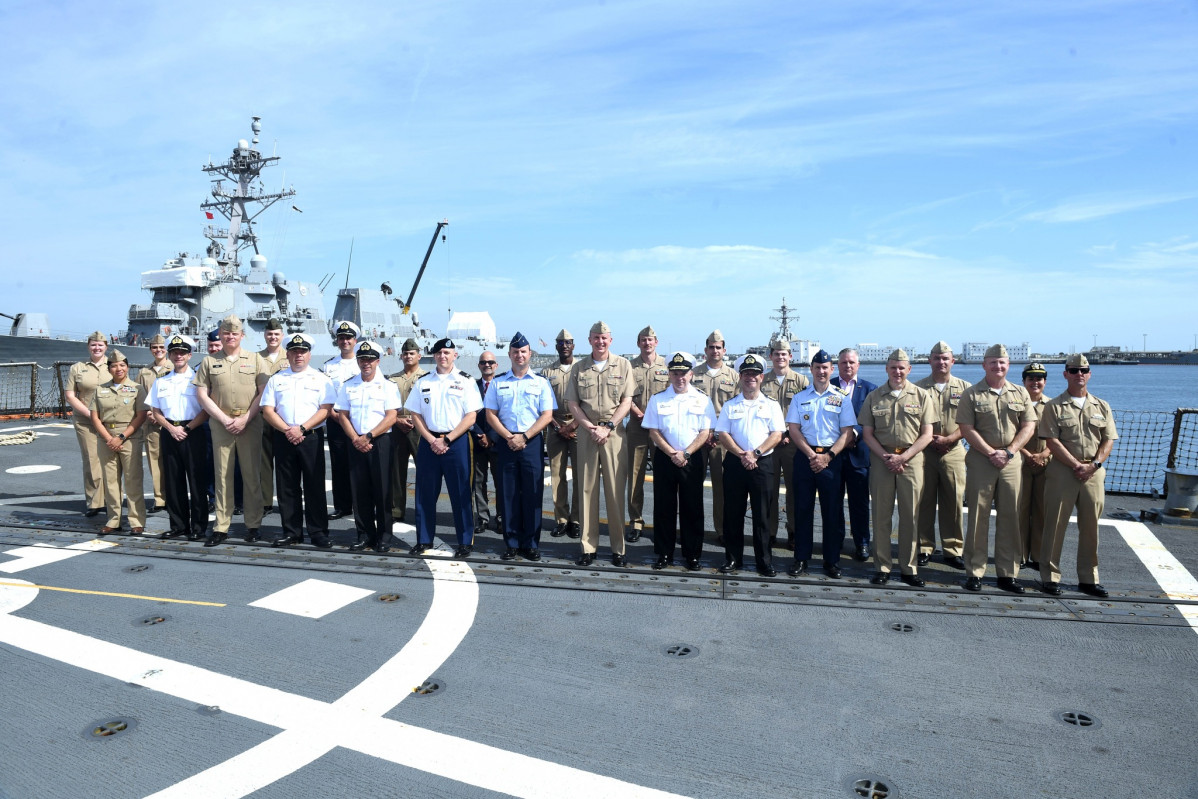 Las delegaciones navales de los dos pau00edses en la cubierta de vuelo del destructor USS Jason Durham (DDG 109) Firma US Naval Forces Southern Command & US 4th Fleet