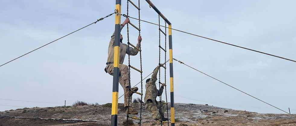 Cruce de obstáculos en competencia Mejor Guerrero 2024 Firma Comando de Operaciones Terrestres del Ejército de Chile