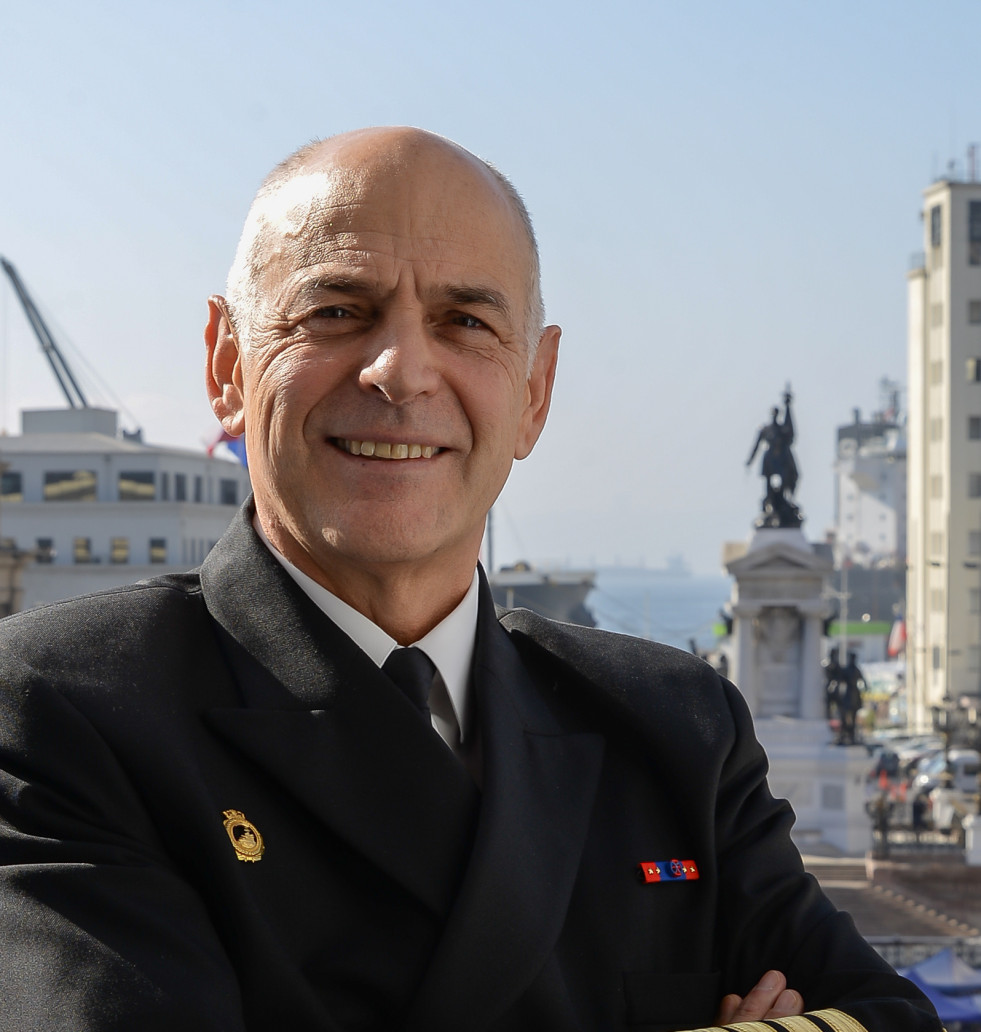 Almirante Juan Andrés De la Maza Firma Armada de Chile