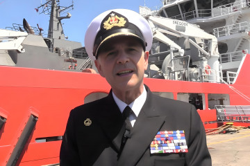 Almirante Juan Andrés De la Maza en la ceremonia de incorporación del remolcador ATF 60 Lientur Firma Armada de Chile