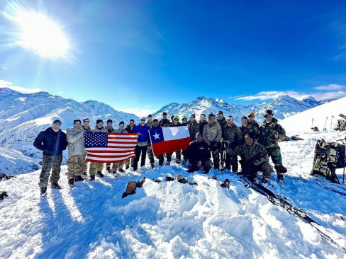 Operadores de la Agrem y Agrucom Galvarino del Ejército de Chile y del 7th Special Forces Group en entrenamiento en montaña en clima invernal Firma Instagram Cazadores Andinos