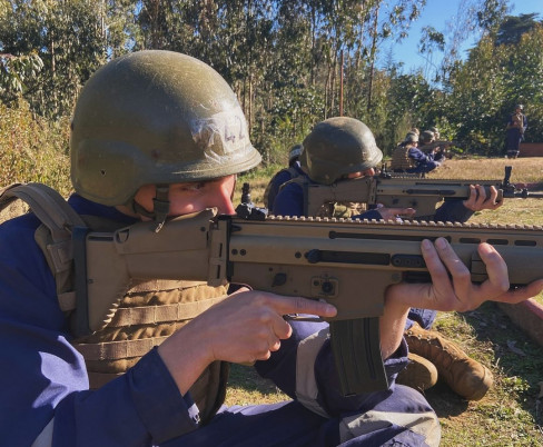 Soldado IM en práctica de tiro de fusil FN Herstal SCAR L Firma Cenbim Armada de Chile