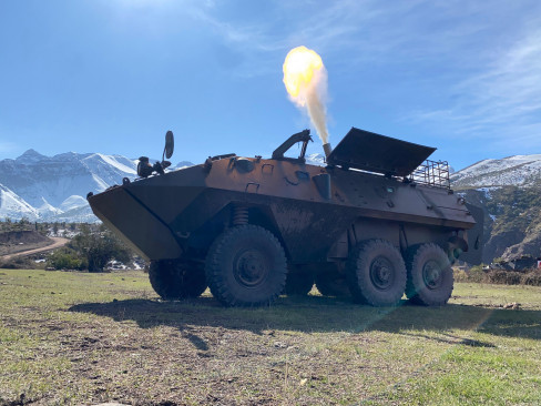 Tripulación de carro Mowag Piraña 6x6 efectúa disparo de la pieza de mortero de 120 mm Firma Ejército de Chile