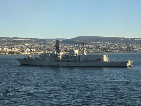 Fragata FF 07 Almirante Lynch en la bahía de Punta Arenas Firma Armada de Chile