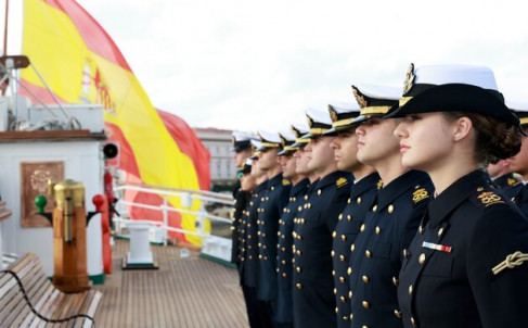 La princesa Leonor en formación en la cubierta del Buque Escuela Juan Sebastián de Elcano.