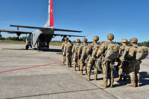 Paracaidistas militares con equipo de salto esperando abordar el avión de transporte Airbus DS C 212 300 de la Bave en el aerodromo Las Marías Firma Comando de Operaciones Especiales del Ejército d