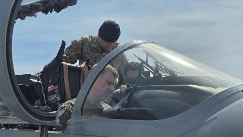 El mayor general David A Mineau en la cabina de un avión Embraer A29B Super Tucano del Grupo de Aviación N°1 Firma FACh