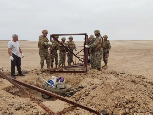 Efectivos del Batallón de Ingenieros N°6 Azapa en trabajo de mantenimiento de hito fronterizo Firma Brigada Motorizada N°4 Rancagua del Ejército de Chile