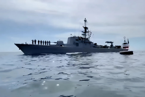 La Lancha de acción marítima LAM 31 Casma con su nueva configuración rindiendo honores en la boya Esmeralda de Iquique Firma Cuarta Zona Naval de la Armada de Chile