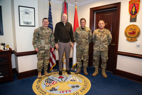 El general Iturriaga y el suboficial mayor René Alfaro junto al jefe del Estado Mayor del United States Army general Randy George Firma Arsouth