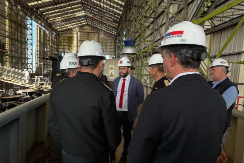 Subsecretario Ricardo Montero conoce detalles de los trabajos de mantenimiento que recibe un submarino Scorpene en un dique flotante de Asmar Talcahuano Firma Subsecretaría de Defensa de Chile