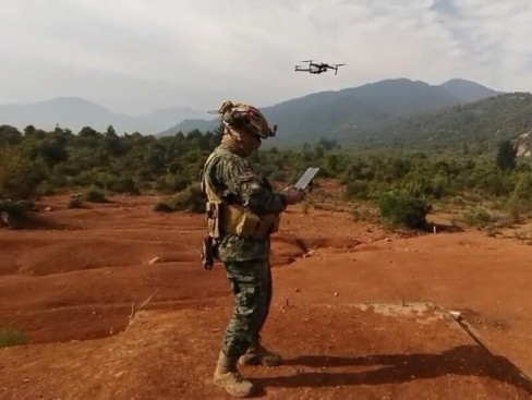 Operador de dron en un ejercicio de entrenamiento de artillería Firma Ejército de Chile 002