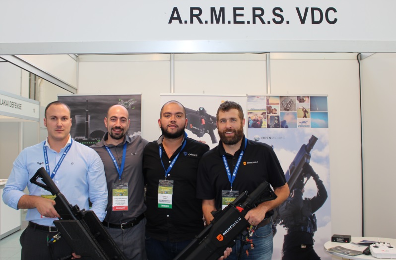 De izquierda a derecha, el jefe de tecnología de A.R.M.E.R.S., Jorge López, el presidente de A.R.M.E.R.S., Santiago Trías, el director de Oner, Luis Fosado, y el vicepresidente de Droneshield, Casey Betzold. T.M.T.