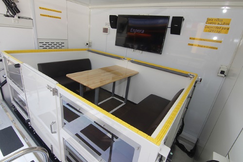 Imagen del interior de uno de los camiones de simulación sísmica. Foto: Instituto Nacional de Defensa Civil del Perú. 