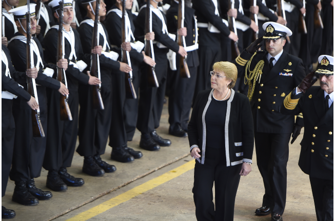 Presidenta Bachelet en corte de la primera plancha del Antártica I. Fuente: Prensa Presidencia