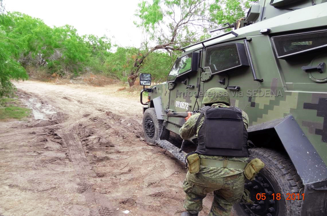 Una rara fotografía de un Sandcat en combate durante el año 2011. Foto SEDENA