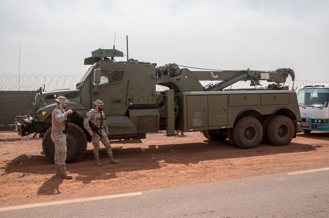 El Ejército traslada una grúa Maxx Pro a Mali. FOTO: FLO 