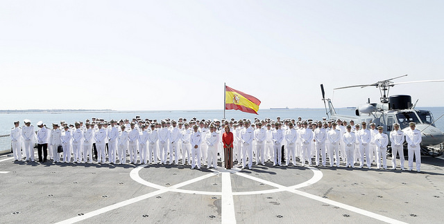 Cospedal pasa revista a los militares españoles en la operación Sophia. Foto: Ministerio de Defensa